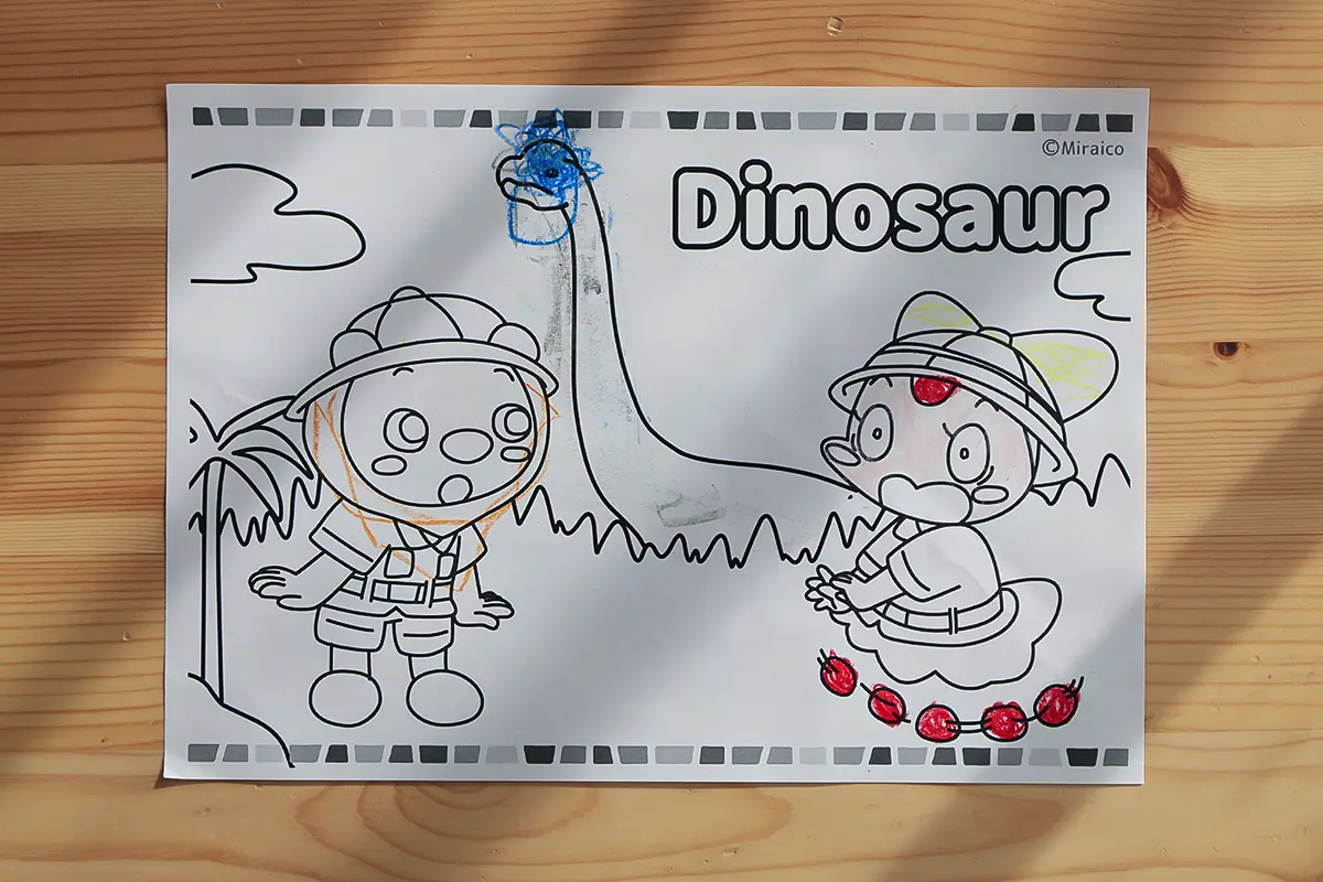 ミライコの英語プリントのページでダウンロードした恐竜の塗り絵