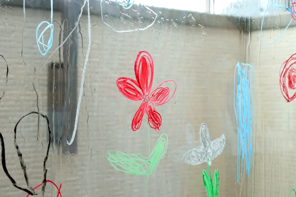 窓に描けるクレヨン・ペンで描いた絵