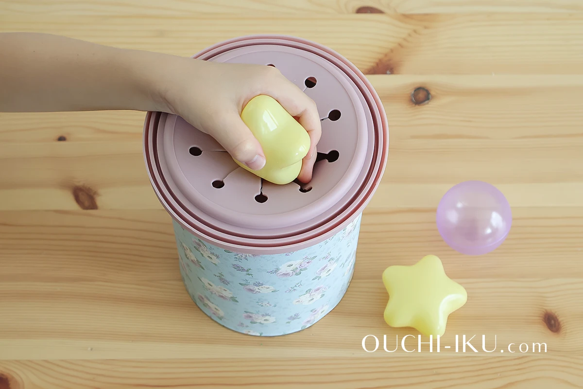 0歳赤ちゃんが集中！モンテッソーリ手作り教具・おもちゃまとめ | オウチーク！ モンテッソーリ コイン落とし 玉