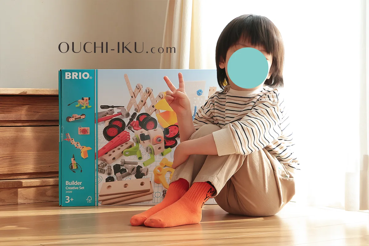 BRIO(ブリオ)ビルダークリエイティブセットの箱と4歳児のサイズ比較