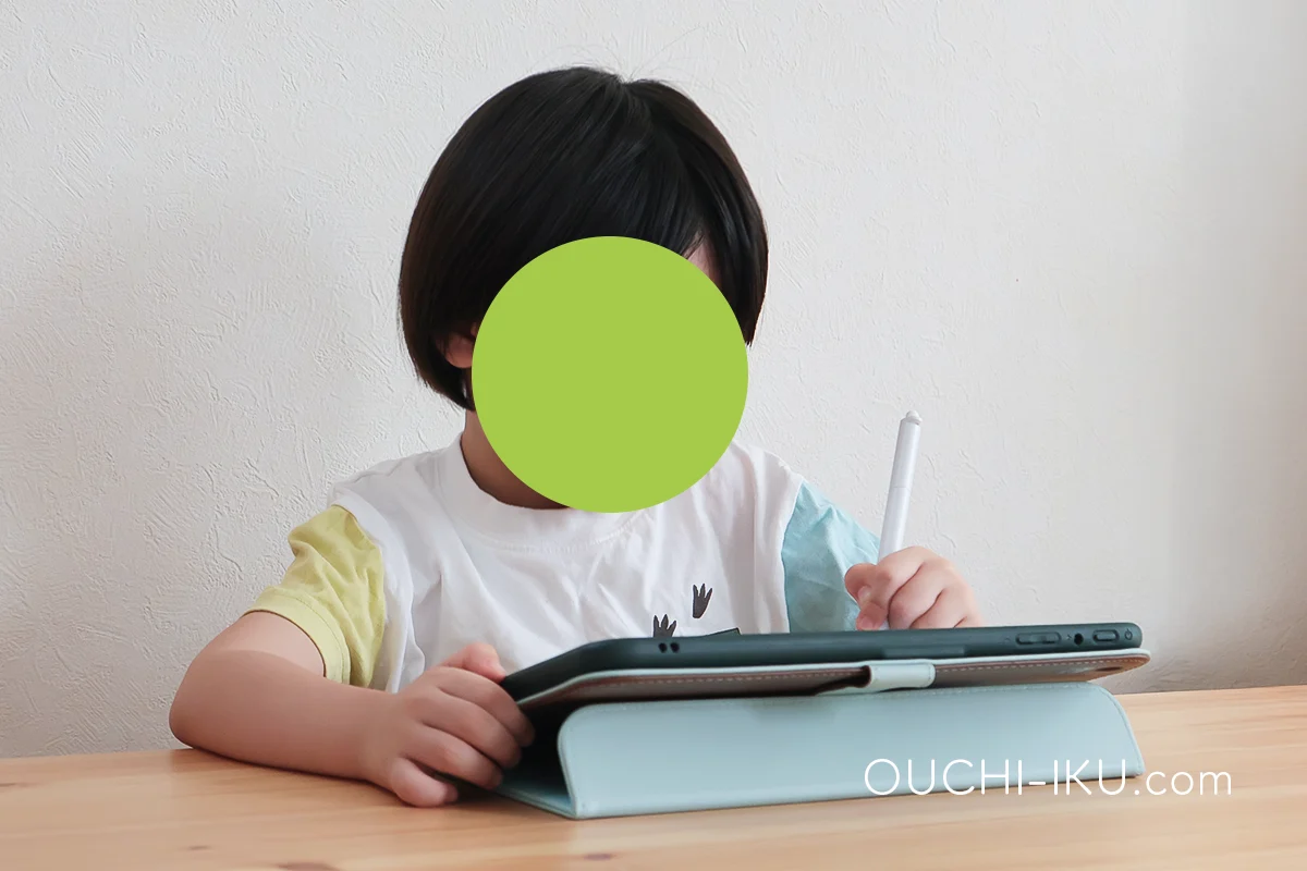 スマイルゼミ年少講座受講中の写真