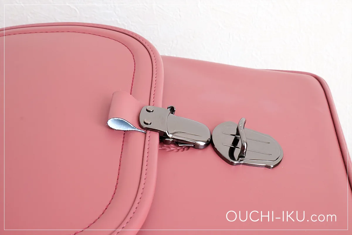 半かぶせランドセルは留め具が前に見えるので、まわりの人が開けやすい